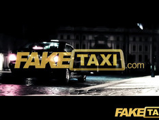 Водитель такси оттрахал на заднем сиденье молодую блондиночку