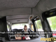 Водитель такси оттрахал на заднем сиденье молодую блондиночку