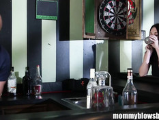 Сисястая мамочка RayVeness выпила водки и сделала мужику минет