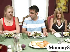 Развратная мачеха Kristal Summers и падчерица затрахали паренька