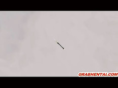 Привязанной к стулу 3d девке руками мастурбируют клитор и киску