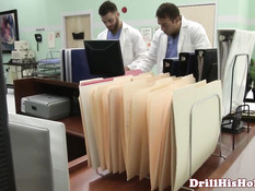 Гомосексуальные врачи втроём занимаются гей сексом в больнице