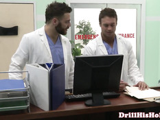 Гомосексуальные врачи втроём занимаются гей сексом в больнице