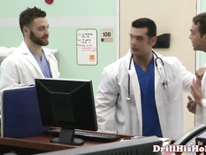 Гомосексуальные врачи втроём занимаются гей сексом в больнице