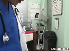 Гомосексуальные врачи втроём занимаются гей сексом в больнице