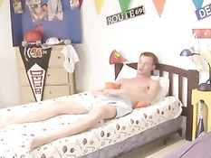 Парень дал пососать хуй голубому любовнику и отодрал его в очко