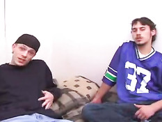 Молодые геи отсасывают друг другу и занимаются сексом на кровати