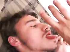 Молодые геи отсасывают друг другу и занимаются сексом на кровати