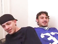 Молодые геи отсасывают друг другу и занимаются сексом на кровати