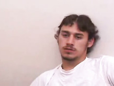 Молодые геи отсасывают друг другу и занимаются сексом на кровати