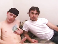 Молодые геи отсасывают друг другу и занимаются сексом на кровати