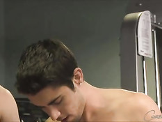 Гомосексуальные парни кончают на очко своему другу и ебут в анус