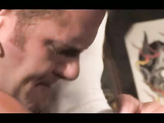 Два гея с татуировками делают анилингус и отсасывают друг другу