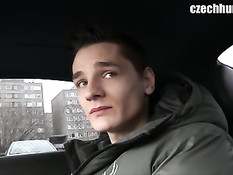 Гомосексуалист посадил в машину молодого гея и дал отсосать член