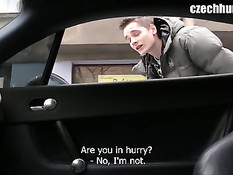 Гомосексуалист посадил в машину молодого гея и дал отсосать член