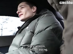 Гомосексуалист посадил в машину молодого гея и дал отсосать член