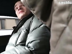 Гомосексуалист посадил в машину молодого гея и дал отсосать член