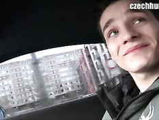 Гомосексуалист посадил в машину молодого гея и дал отсосать член