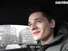 Гомосексуалист посадил в машину молодого гея и дал отсосать член