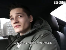 Гомосексуалист посадил в машину молодого гея и дал отсосать член