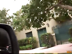 Брюнетке Abella Anderson нравится вкус горячей спермы на языке