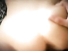 Парень трахает девку раком в анус и влагалище и снимает порнуху