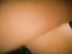 Парень трахает девку раком в анус и влагалище и снимает порнуху