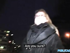 Студентка сделала парню минет и дала трахнуть в выбритую пизду