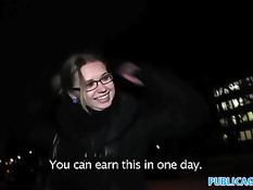 Студентка сделала парню минет и дала трахнуть в выбритую пизду