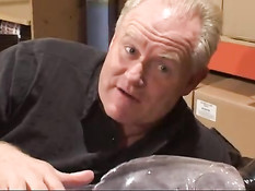 Красивая девушка Faith Leon делает мужику минет и садится на член