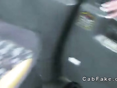 Длинноволосая английская блондинка делает минет водителю такси