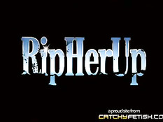 Длинноволосая девка берёт за щеку член и трахается с бойфрендом