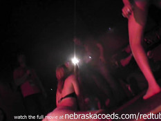 Девчонки обнажаются и показывают задницы на ночной вечеринке