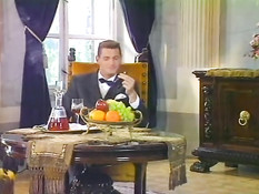 Два джентльмена ебут горячую сисястую блондинку Nikki Anderson