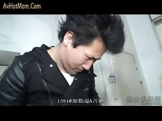 39-летняя японская мамочка мастурбирует подглядывая за парочкой