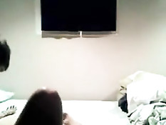 Молодой человек трахает девку сверху, а потом насаживает на член