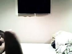 Молодой человек трахает девку сверху, а потом насаживает на член