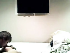 Молодой человек трахает девку сверху, а потом насаживает на член