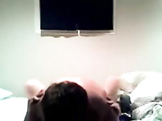 Молодой человек трахает девку сверху, а потом насаживает на член