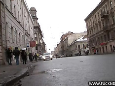 Парень посадил в машину и оттрахал в анал девку в чёрных чулках