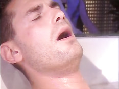 Сексуальную блондинку Sandra Russo оттрахали в анал в джакузи