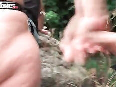 Парень в лесу дал двум похотливым девчонкам отсосать свой член