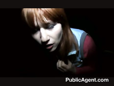 Рыжая девчонка на ночной остановке отсасывает и ебётся с парнем