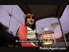 Рыжая девчонка на ночной остановке отсасывает и ебётся с парнем