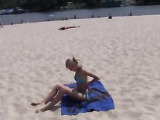 Рыжая девушка и блондинка загорают голышом на городском пляже