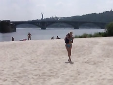 Рыжая девушка и блондинка загорают голышом на городском пляже