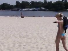 Рыжая девушка и блондинка загорают голышом на городском пляже