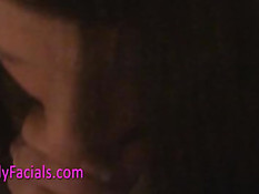 Грудастая чешская девчонка с тату на пояснице подрочила парню