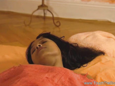 Девушка занимается тантрическим сексом со своей смуглой подругой