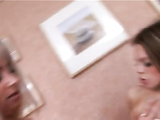 Парень оттрахал на кровати молодую русскую девушку и её мачеху